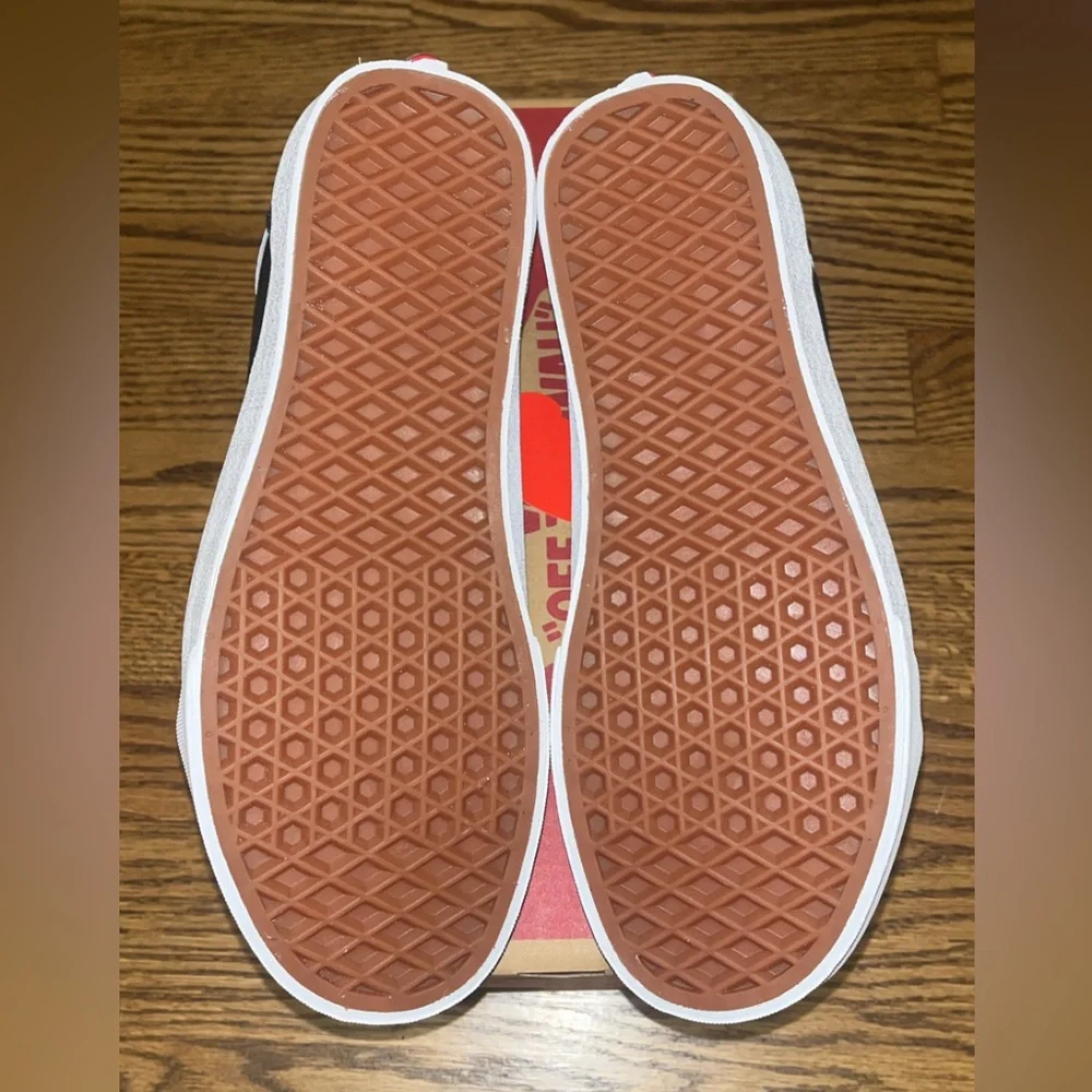 Women’s Size 7 Vans Black and White Old Skool Sneakers - Picture 4 of 5